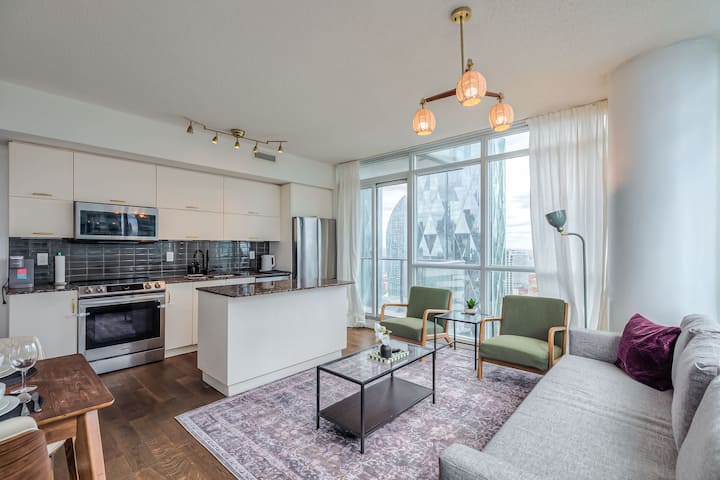 Downtown 2br Condo With City Views And Free Parkin - Toronto