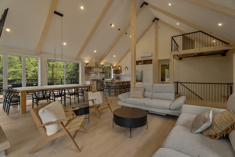 A new forest chalet with a games floor near Tremblant, Les Laurentides, Quebec, Canada, photo 5 of 10