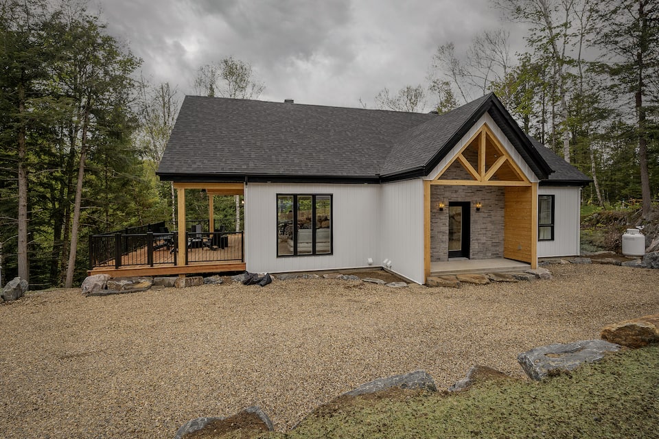 A new forest chalet with a games floor near Tremblant, Les Laurentides, Quebec, Canada, photo 8 of 10