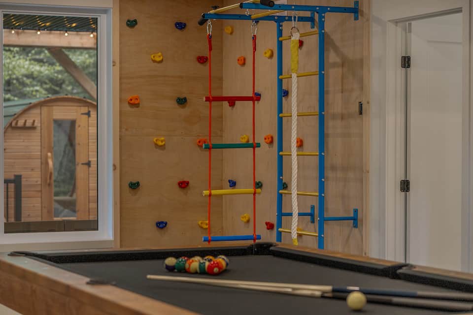 A new forest chalet with a games floor near Tremblant, Les Laurentides, Quebec, Canada, photo 9 of 10