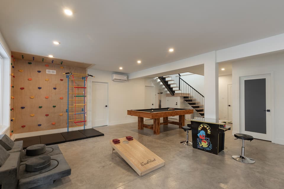 A new forest chalet with a games floor near Tremblant, Les Laurentides, Quebec, Canada, photo 2 of 10