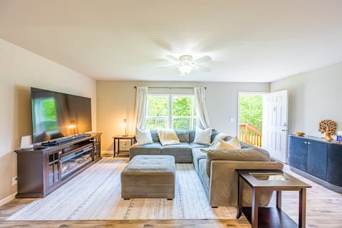 perfect 3brm winter getaway w/ Hot tub & riverview