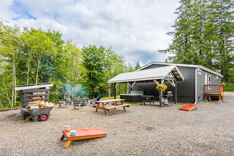 Private Riverfront home w/ Hot tub, central to ONP