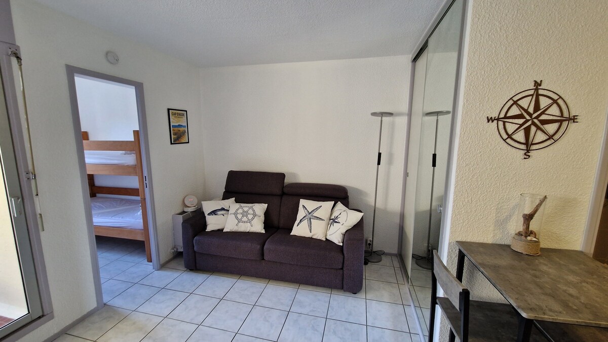 Top Airbnb: Cabin studio with loggia, parking and linen included in Agde