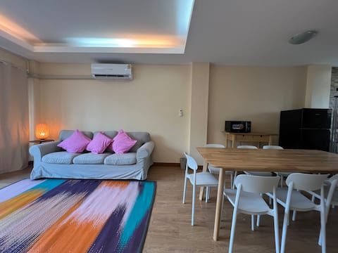 Comfy 4BR Townhome • MRT • Food & Shops Nearby