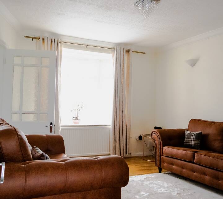 Comfy 3-bed Home W/parking Near Rainham & Thurrock - Dartford