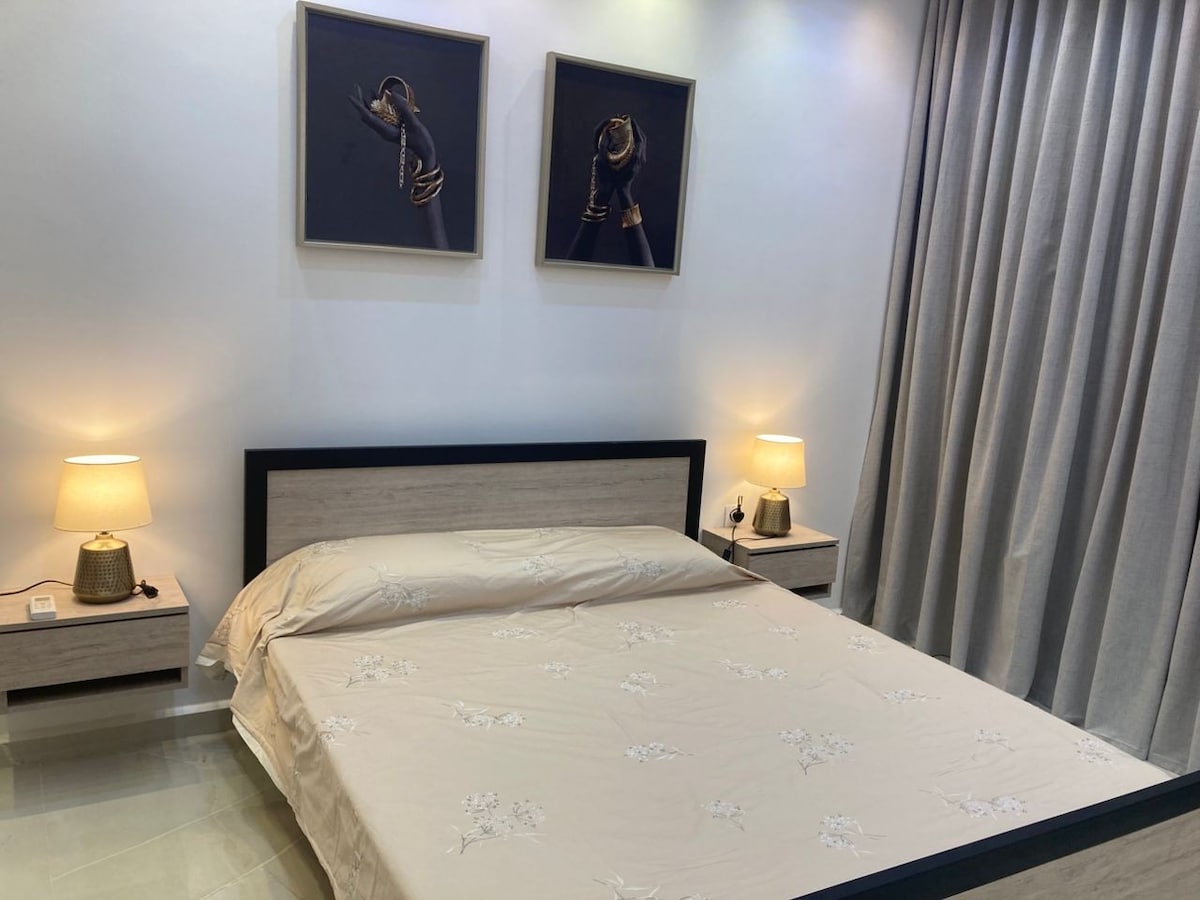 Chumba kikuu cha kulala kilicho na kitanda cha watu wawili na kabati la nguo