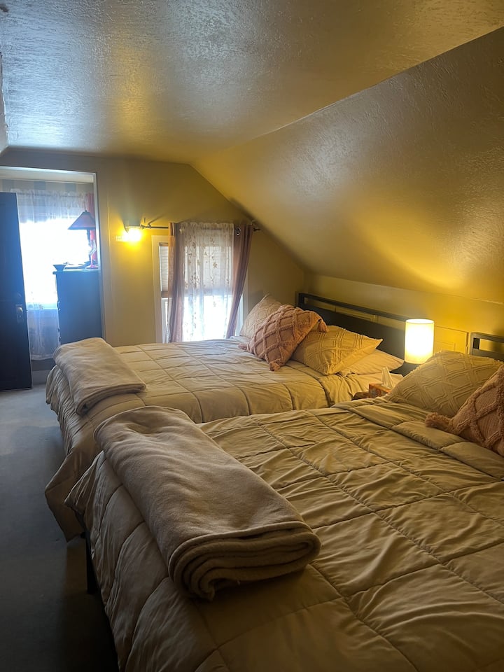 2 krevate dopio "queen" dhe një divan që hapet.