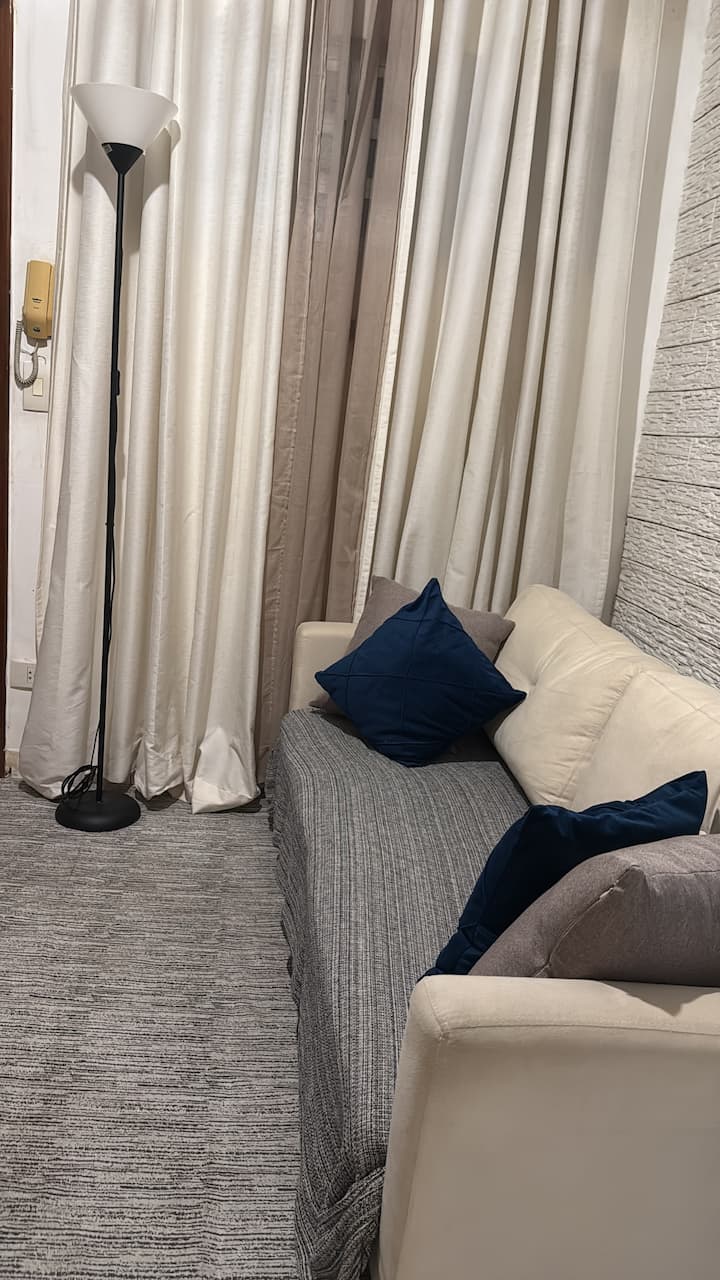 Dnevni boravak, udoban. Trosjed, mekana presvlaka s jastucima. Zavjesa, svjetiljka, tepih i stol za blagovanje stvaraju poznatu i intimnu atmosferu! 