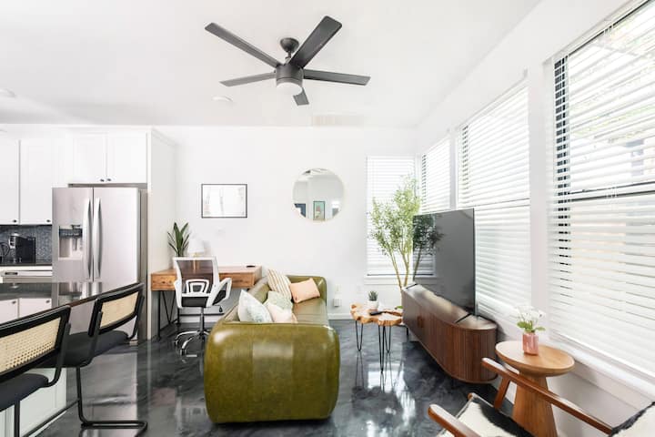 אזור הסלון ביחידה B 

- טלוויזיה חכמה גדולה
- אינטרנט אלחוטי
- פינת עבודה ייעודית 
- מאוורר תקרה
- גישה לחצר האחורית ואזור הבריכה מחדר השינה 