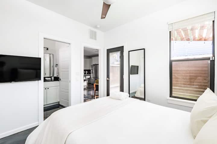 חדר שינה בקומה התחתונה ביחידה B

- מיטת קווין סייז
- טלוויזיה חכמה
- אינטרנט אלחוטי
- מאוורר תקרה
- חדר רחצה ושירותים
- דלת נוספת מובילה לחצר האחורית
- ארון עם קולבים
- כריות ושמיכות נוספות

* ניתן לספק מזרן אוויר עם סדינים וכריות לפי בקשה