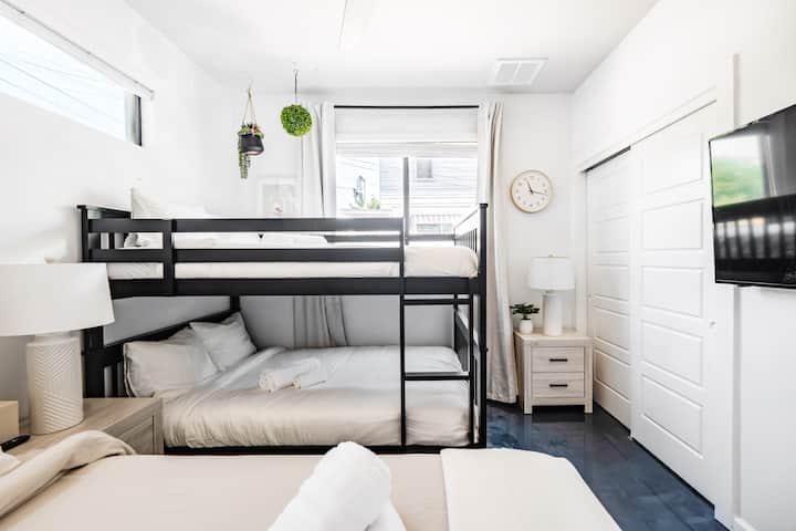 חדר שינה מס' 5 ממוקם למטה בבית הראשי
מיטת קווין סייז בצד שמאל
מיטה קומתית בגודל מלא מימין ליד החלון

(קיבולת משקל מיטת קומתיים 272 ק"ג למעלה ו-272 ק"ג למטה)