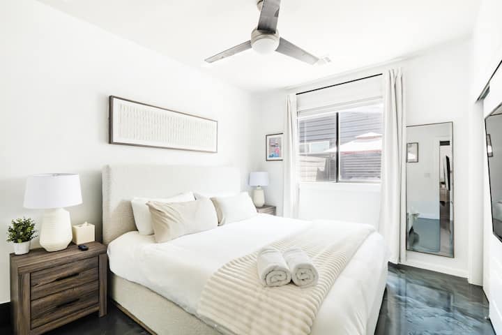 חדר שינה מס' 4 ביחידה א'

- מיטת קינג סייז
- ממוקם בקומה התחתונה
- טלוויזיה חכמה
- מאוורר תקרה
- אינטרנט אלחוטי
- ארון עם קולבים
- כריות ושמיכות נוספות