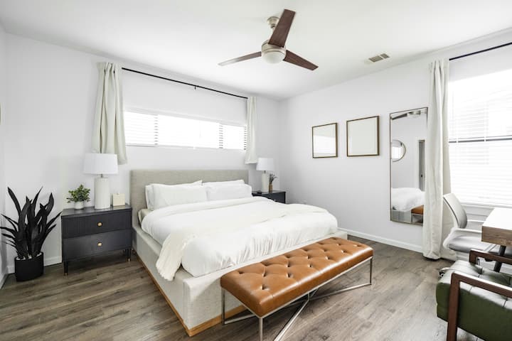 חדר שינה ראשי ביחידה א'

- מיטת קינג סייז
- חדר רחצה ושירותים
- פינת עבודה ייעודית
- ממוקמת למעלה
- טלוויזיה חכמה
- מאוורר תקרה
- אינטרנט אלחוטי
- ארון עם קולבים
- כריות ושמיכות נוספות
- מזרן אוויר קווין סייז עם סדינים בארון