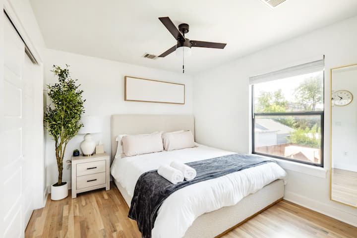 חדר שינה ראשי ביחידה א'

- מיטת קינג סייז
- ממוקמת למעלה
- מאוורר תקרה
- טלוויזיה חכמה
- אינטרנט אלחוטי
- חדר רחצה ושירותים
- ארון עם קולבים
- כריות ושמיכות נוספות
