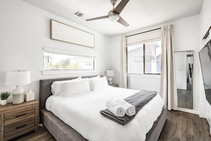 חדר שינה מס' 2 ביחידה א'

- מיטת קינג סייז
- ממוקמת למעלה
- טלוויזיה חכמה
- מאוורר תקרה
- אינטרנט אלחוטי
- ארון עם קולבים
- כריות ושמיכות נוספות