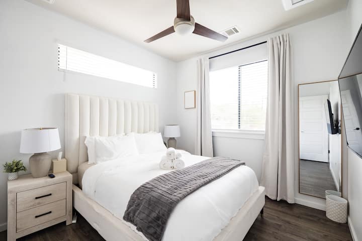 חדר שינה מס' 3 ביחידה א'

- מיטת קווין סייז
- ממוקמת למעלה
- טלוויזיה חכמה
- מאוורר תקרה
- אינטרנט אלחוטי
- ארון עם קולבים
- כריות ושמיכות נוספות