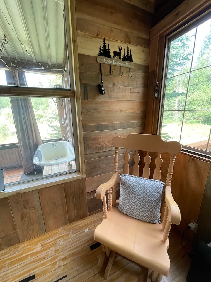 Chickadee Cabin, Tucked Into Nature - Canada