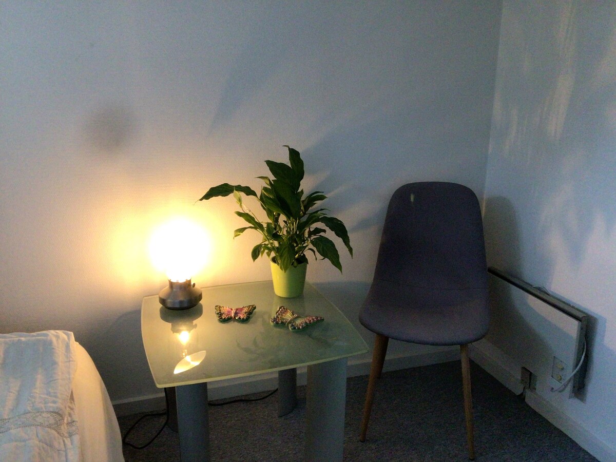 שידה לילית קטנה עם מנורה.