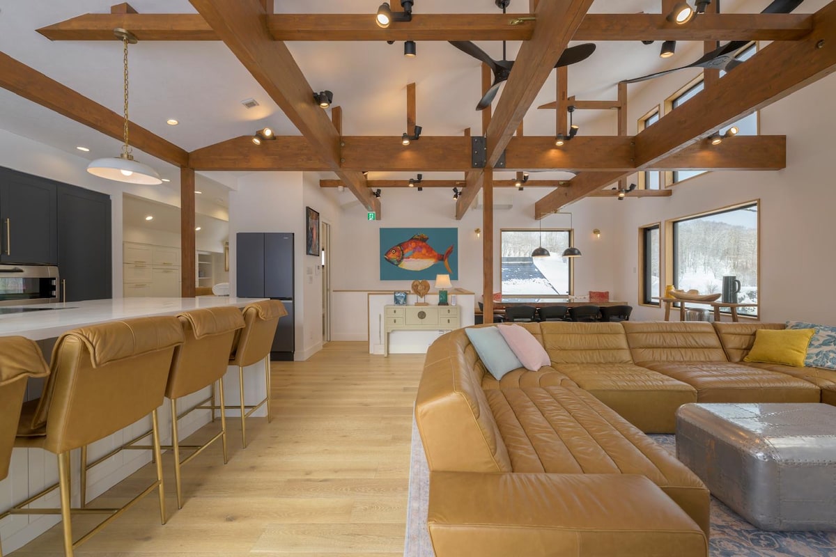 مساحة معيشة مفتوحة مع أثاث أنيق ومستورد، وتدفئة تحت الأرضية، وأرضيات خشبية مذهلة. يتدفق إلى غرفة الطعام ومطبخ الطاهي. حمام في الطابق العلوي، وواي فاي Starlink، ومكبرات صوت بلوتوث، وتلفزيون ذكي 77 بوصة، وكتب، وألعاب لوحية. 