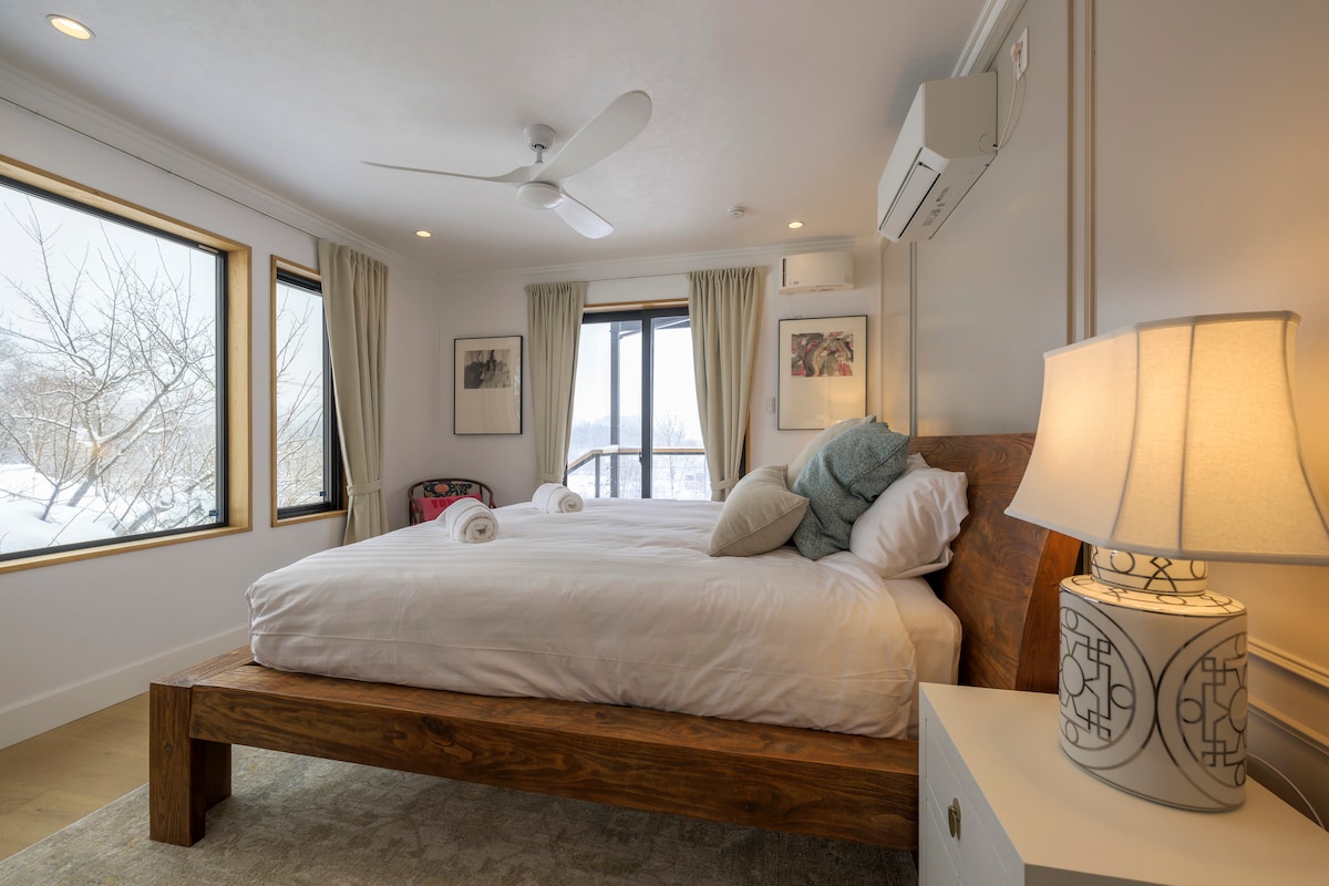 تتميز غرفة يوتاي بإطلالات خلابة على جبل يوتاي، وسرير كبير بحجم كينج مع مرتبة فاخرة للغاية مستوردة، وبياضات ناعمة مخصصة. إضاءة ناعمة من الخزف الصيني، وتدفئة تحت الأرضية، وخزانة ملابس واسعة، وأثاث مخصص مستورد.