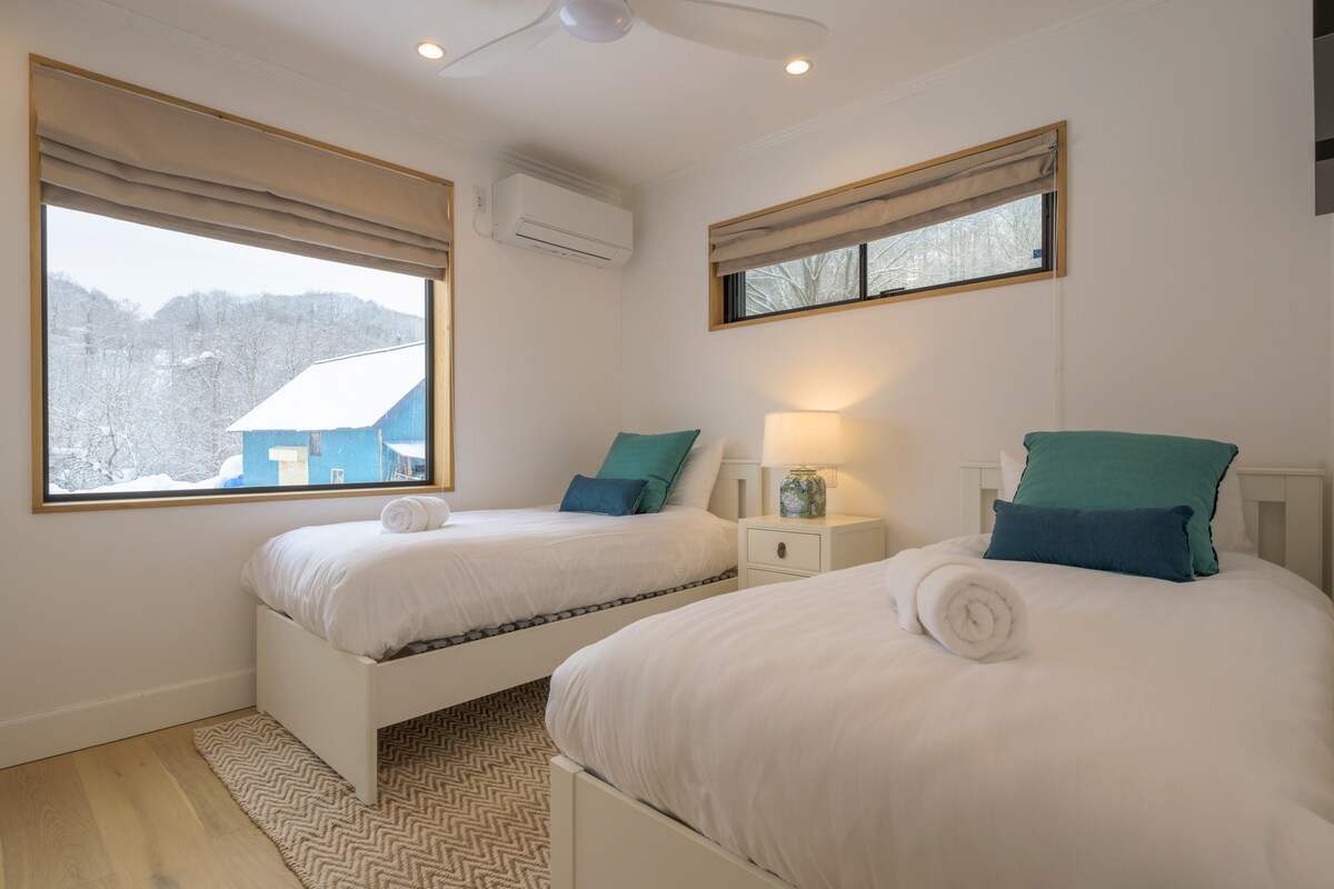 غرفة مزدوجة مع مساحة خزانة ملابس مدمجة واسعة، ومراتب مريحة للغاية، وأسرّة وإكسسوارات قطنية ناعمة مصنوعة حسب الطلب. إضاءة ناعمة ومصممة، مع مقابس توصيل مريحة بجانب السرير.