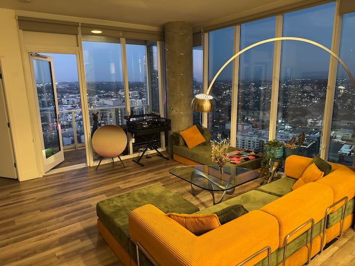 Retro 31st Floor Loft In Downtown - Coronado, CA