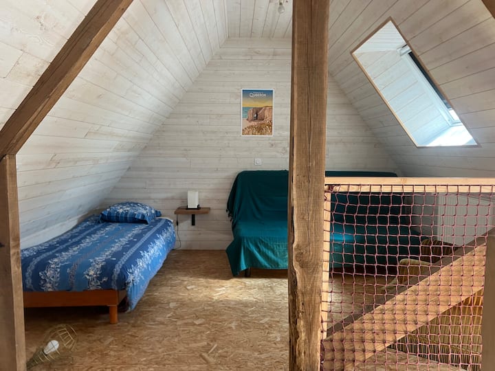 отворен простор на 2 кат со единечен кревет и кауч