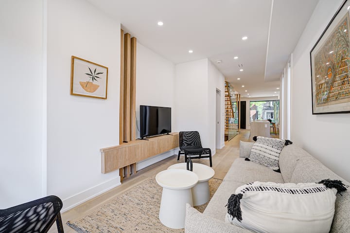 Stunning Leslieville Home 4bdrm/2.5 Bath/parking - Toronto