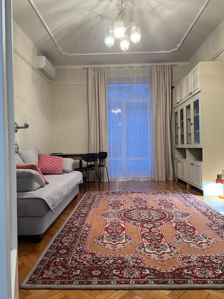 Obývacia izba s plnohodnotným miestom na spanie pre dve osoby (sklápacia ortopedická pohovka). 