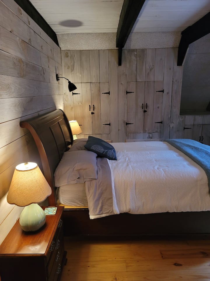 Kjo dhomë gjumi është në katin kryesor, banja është përtej korridorit.