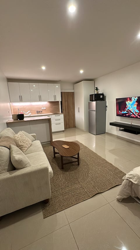 Modern / spacious studio (2)