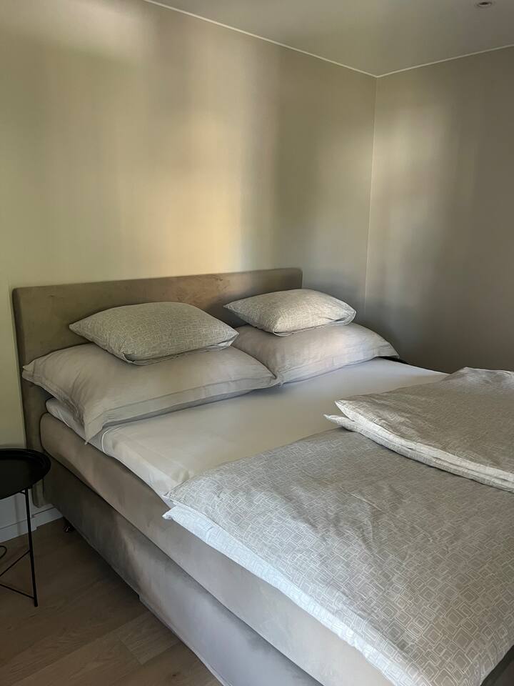 Prostrana spavaća soba s vrlo udobnim krevetom dimenzija 180 x 200 cm i ormarom s mnogo prostora.