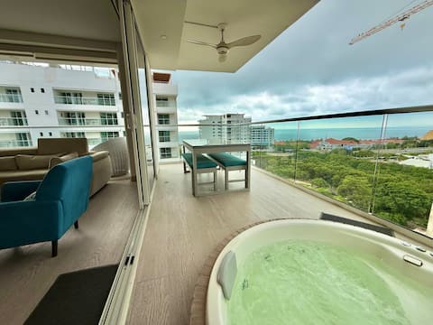 Apartment with a Jacuzzi in the Martinique building