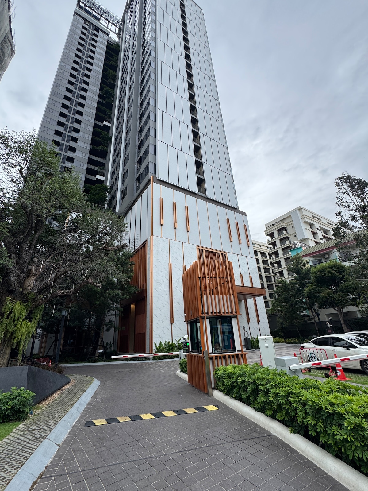 Luxury Sky Condo thumbnail 7