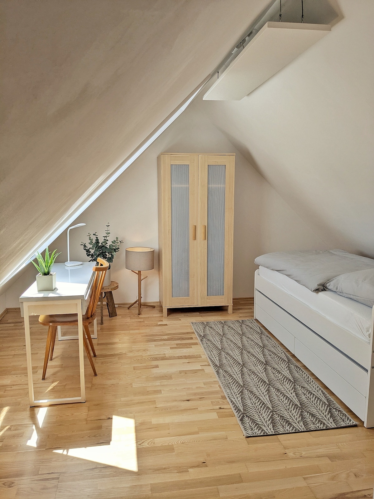 חדר שינה עם משרד ומיטת תינוק.