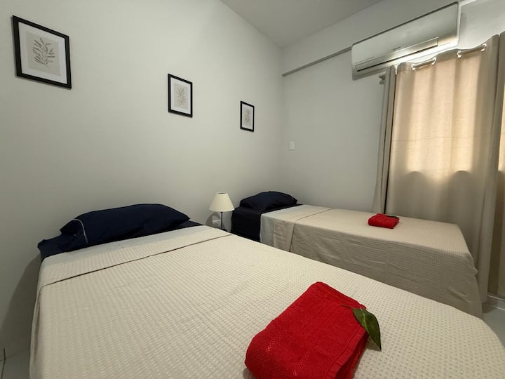 Habitación con baño privado, dos camas individuales, aire acondicionado, cortinas opacas, perchas, ropa de cama, espacio para guardar la ropa, plancha y secador de pelo.