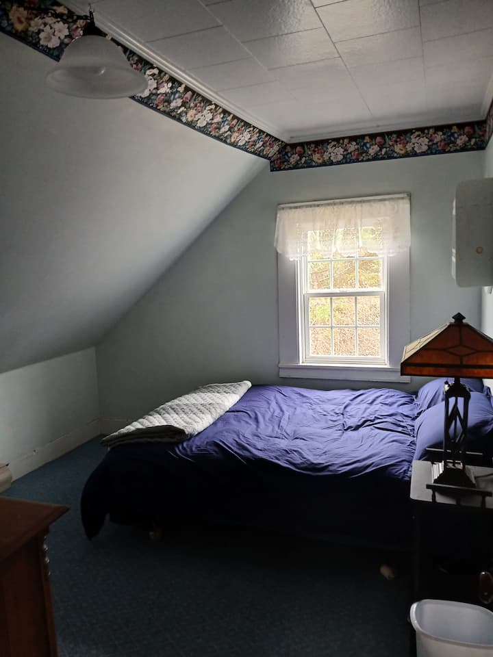 Nalazi se pored dvokrevetne sobe s odvojenim krevetima – drugi kat