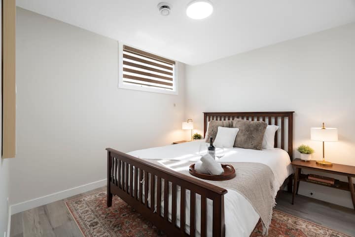 Dormitorio luminoso y acogedor con una cama tamaño queen con sábanas cómodas y una decoración elegante para una noche de sueño reparador.