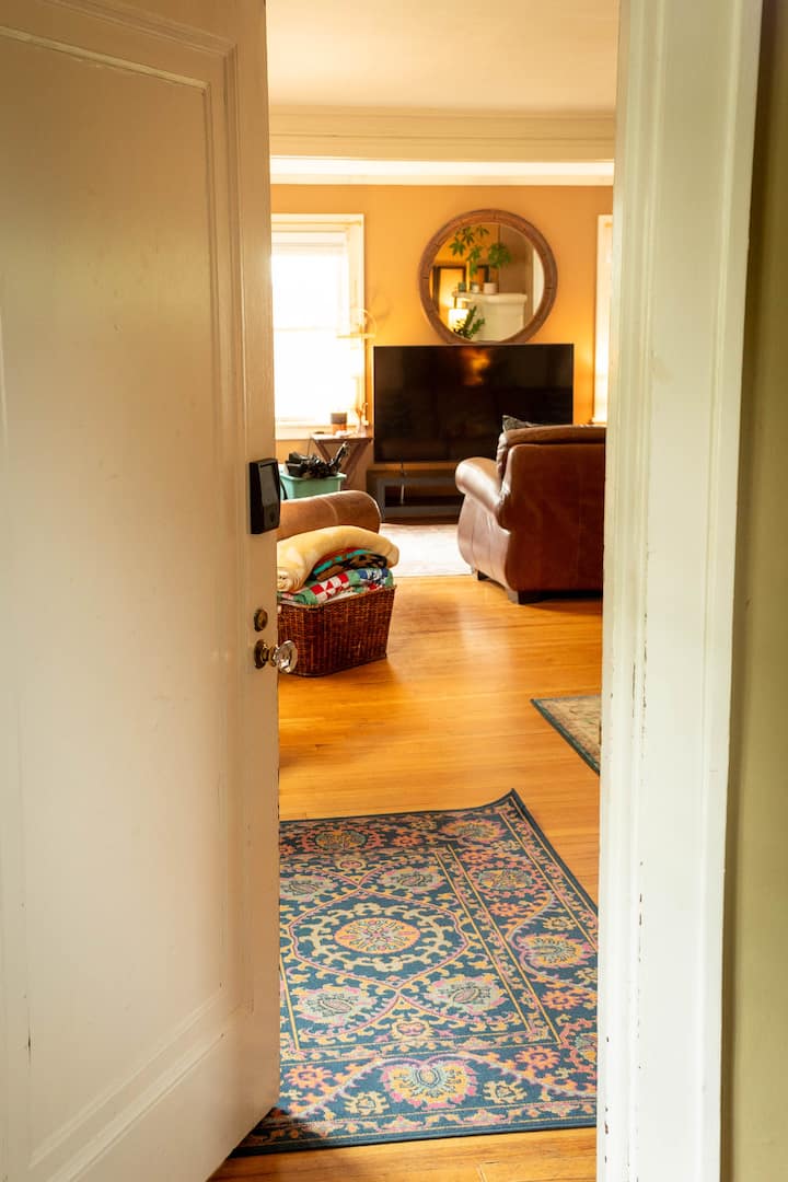 5 Min Walk To Plaza Charming Kc Getaway + Hot Tub - カンザスシティ, MO