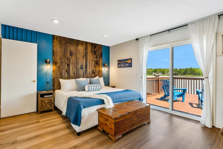 Прекрасна главна спална соба и брачен кревет со приватна тераса со поглед на езерото (се наоѓа на 2 кат)