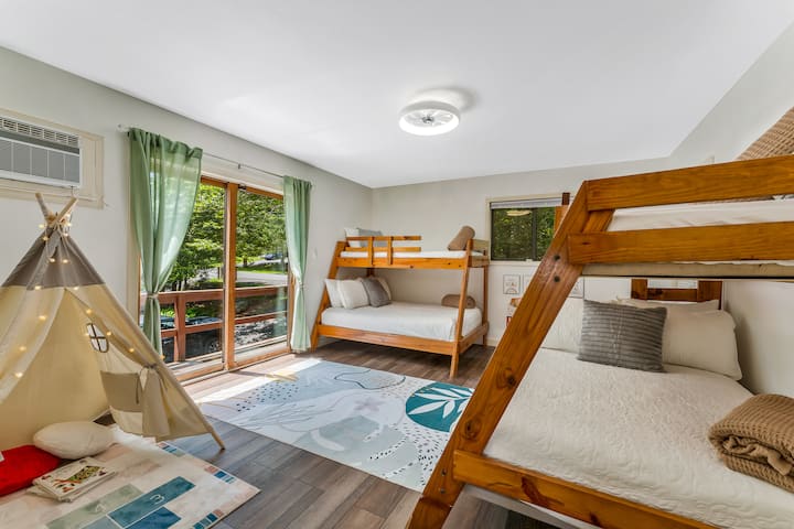 Детска (или возрасна) соба на спрат со (2) двокреветни легла, катче за книги за деца и деца кое се наоѓа на 2 кат