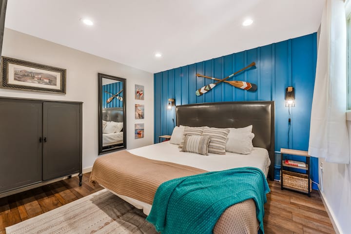 Брачна спална соба со 55-инчен телевизор која се наоѓа на главното ниво