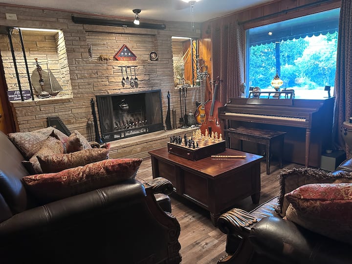 Acoustic Inn. - Keene, TX