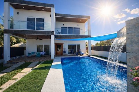 5BR Casa Bonita Beach House and Cascade Pool