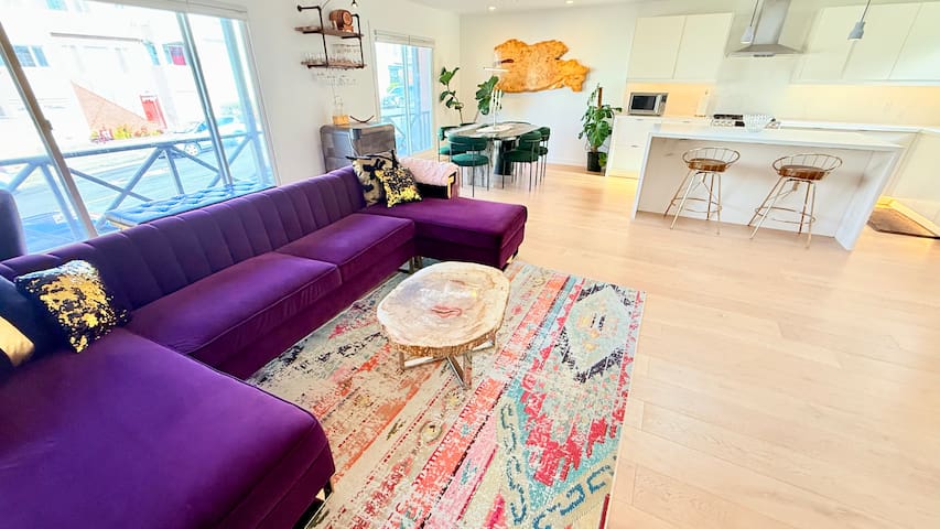 Vibrant 2BR retreat Walk to Coffee,Transit, & eats