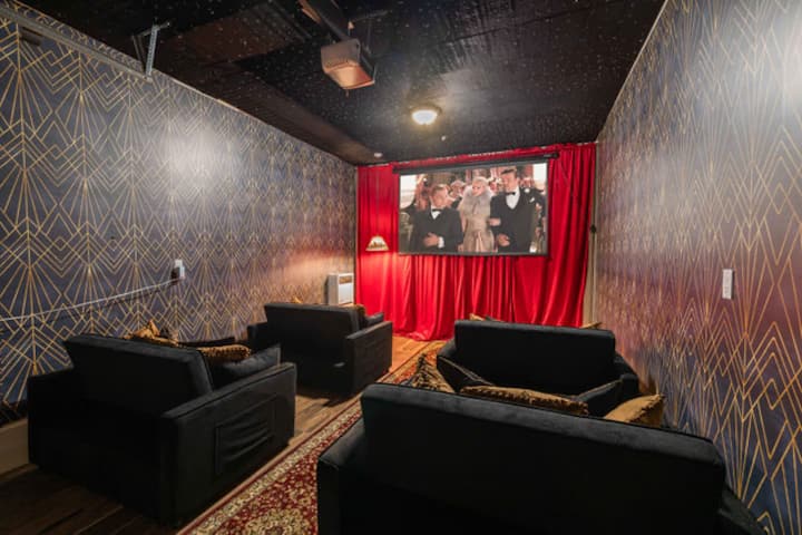 ¡Sala de cine Gatsby Room! ¡Pantalla de 100 pulgadas y proyector! 4 sofás de terciopelo negro para ver películas. ¡Los sofás se convierten en 4 camas FIRMES de tamaño completo!