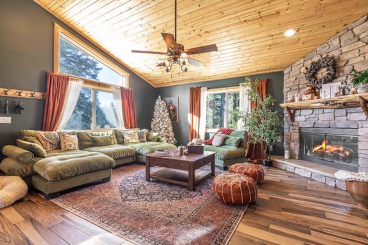 ¡Acogedora sala de estar con chimenea, Smart TV, vista de un millón de dólares, juegos de mesa, tocadiscos, rompecabezas, libros para colorear, póquer y mucho más!