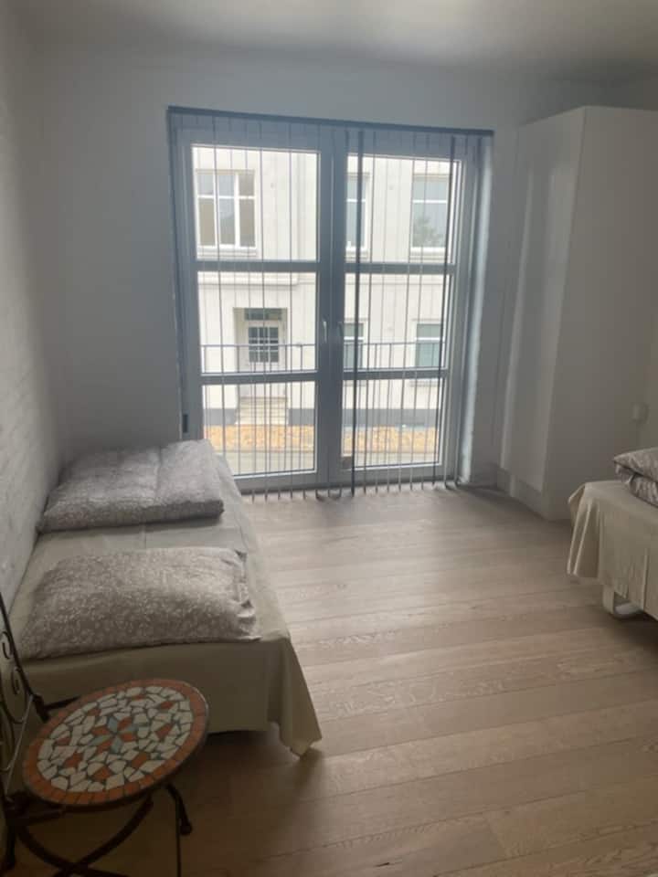 2 krevate tek.
Një krevat, madhësia: 90x200
dhe tjetri është një krevat vizitorësh, madhësia: 80x190.