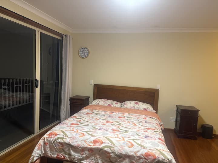 Pillai’s B & B 1, Private Room Attached Bathroom - Albany